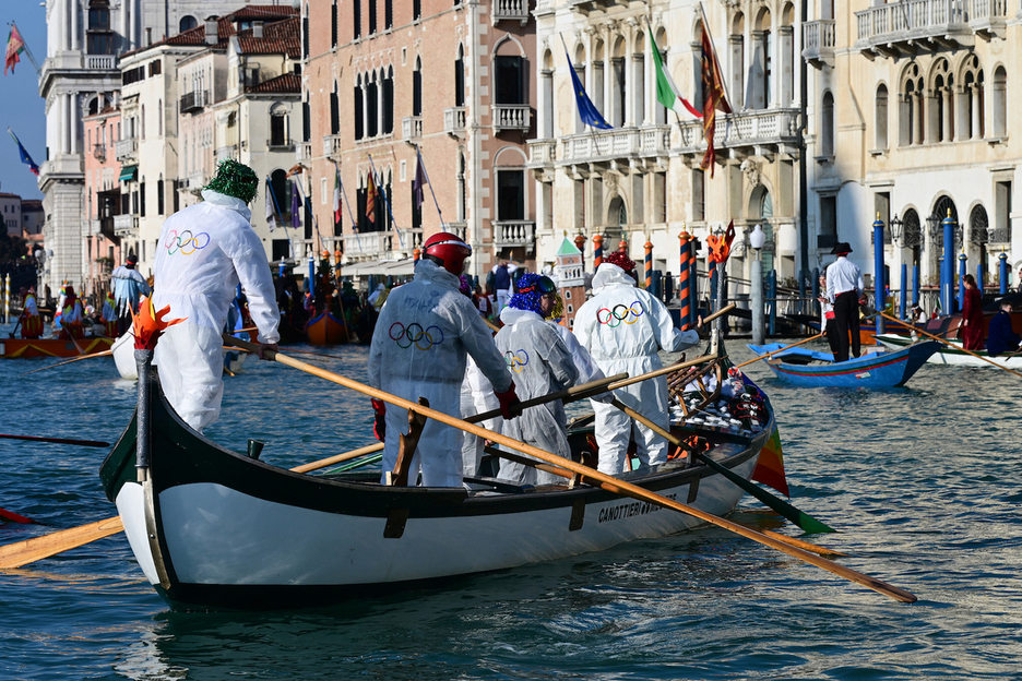 Un grupo de personas disfrazadas con monos blancos.