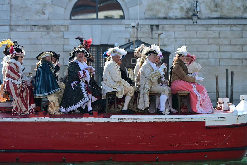 Varias personas disfrazadas de época.