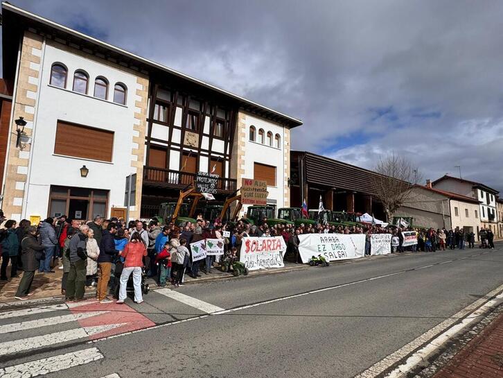 Protesta esta mañana de domingo en Gaubea, contra la avalancha de proyectos energéticos.