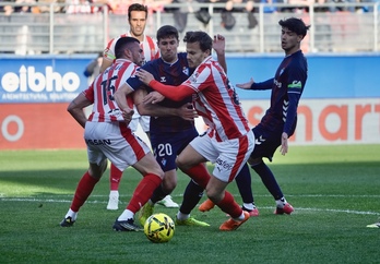 Martón pelea con los centrales del Sporting.