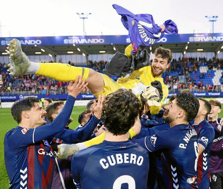 Manteo del equipo a Magunagoitia, protagonista por sus paradas y por su renovación.