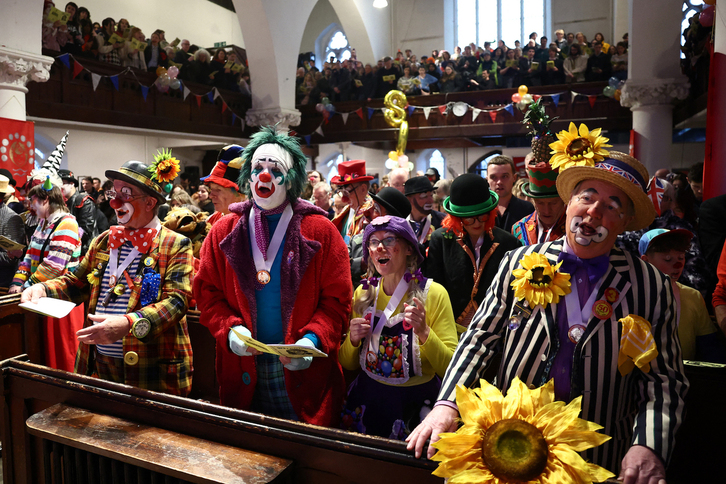 La iglesia repleta de payasos para la misa anual.