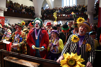 La iglesia repleta de payasos para la misa anual.