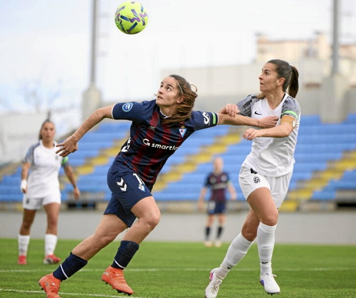 Carmen Álvarez y Majarín buscan un balón aéreo.