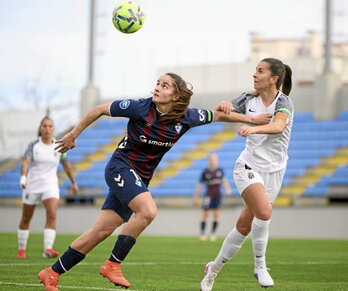 Carmen Álvarez y Majarín buscan un balón aéreo.