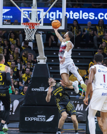 Un desacertado Luwawu-Cabarrot intenta anotar por encima de Abromaitis.