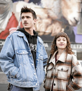 Oihan Bouzigues Indart eta Eneka Barnetche Borda, Zizpa gaztetxearen aitzinean.