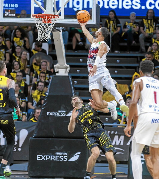 Un desacertado Luwawu-Cabarrot intenta anotar sobre Abromaitis.