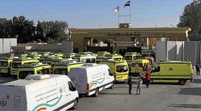 Ambulancias esperan en el lado egipcio del paso fronterizo de Rafah para pasar a Gaza.