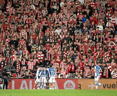 Celebración de los jugadores de la Real tras el gol de Guedes.