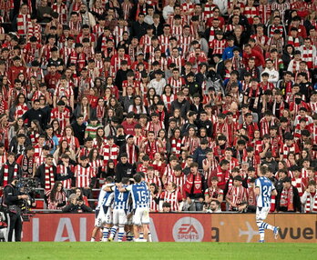 Celebración de los jugadores de la Real tras el gol de Guedes.