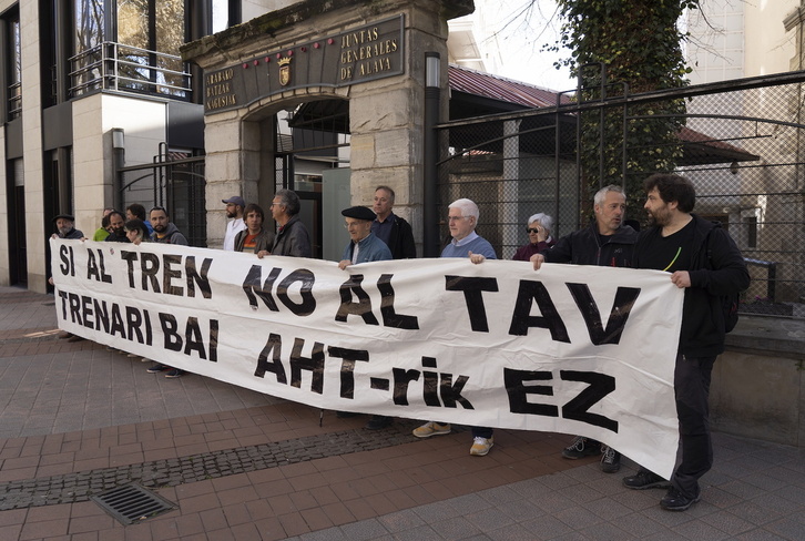 Imagen de archivo de una protesta contra el TAV en las Juntas Generales de Araba.