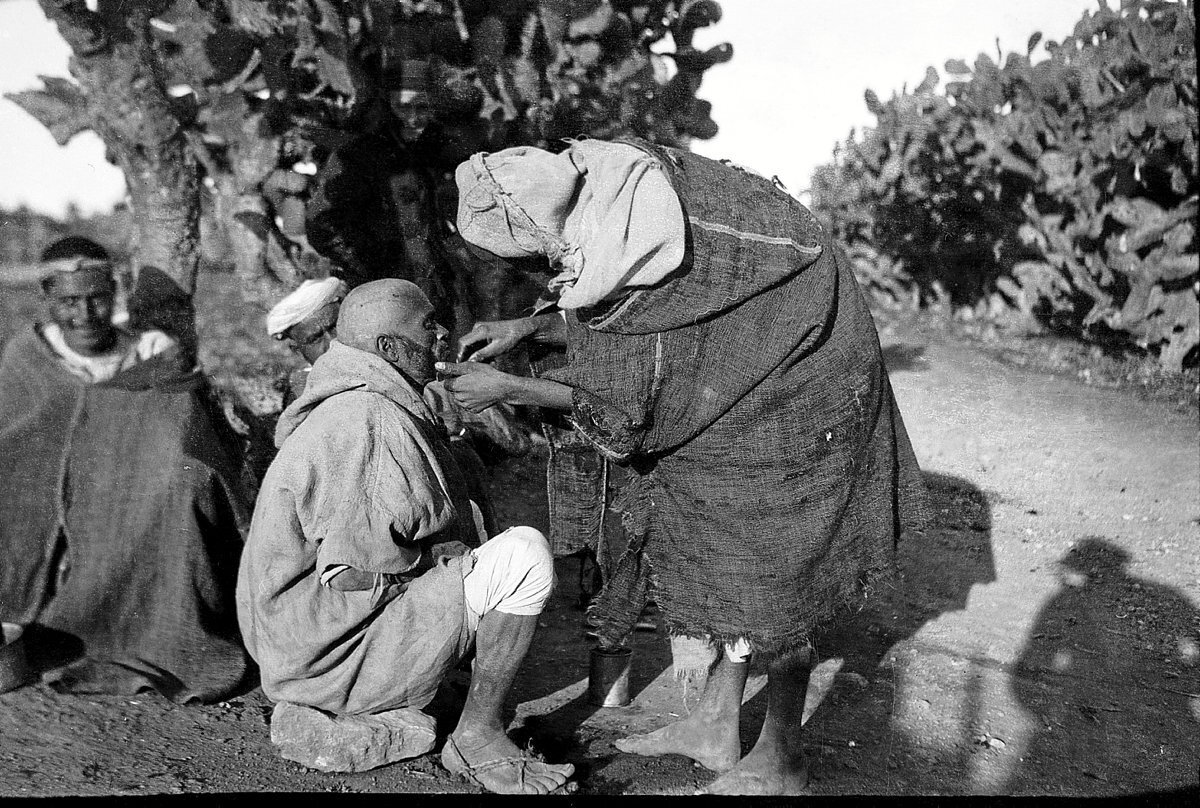 Un hombre ofrece servicios de peluquería y barbería cerca de Kandusi. (Eustaquio Berriochoa)