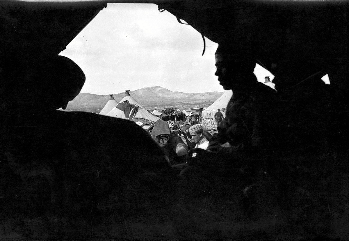 Imagen tomada desde el interior de una tienda en el campamento. (Eustaquio Berriochoa)