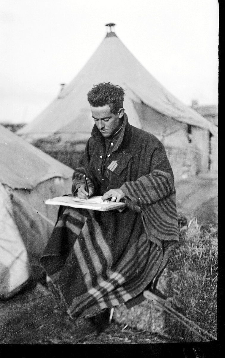 Egea (identificado así por el fotógrafo en el archivo original) escribe una carta a su madre en el campamento español ubicado cerca de Kandusi. (Eustaquio Berriochoa)