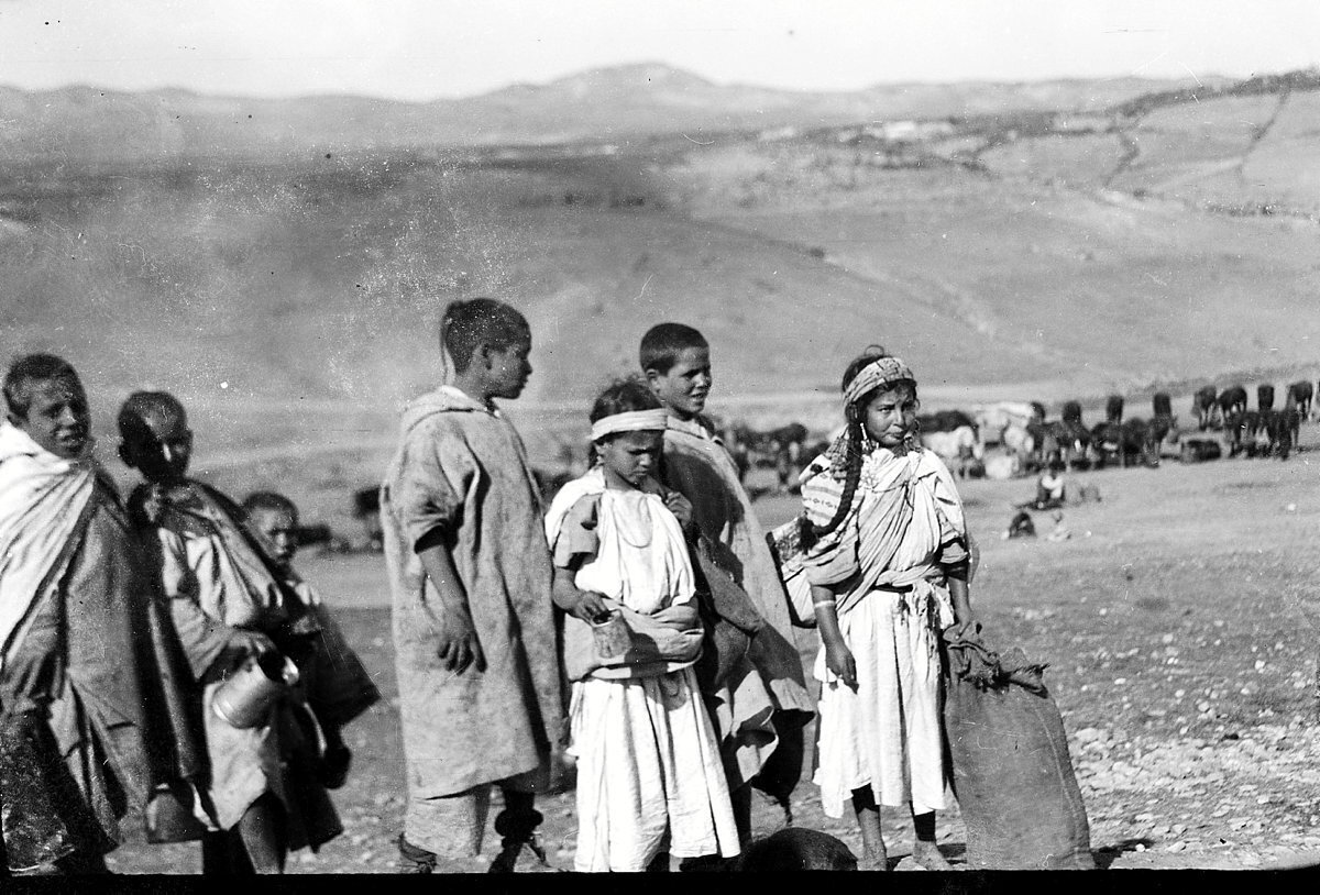 Varios niños trabajan como vendedores en una feria de ganado. (Eustaquio Berriochoa)