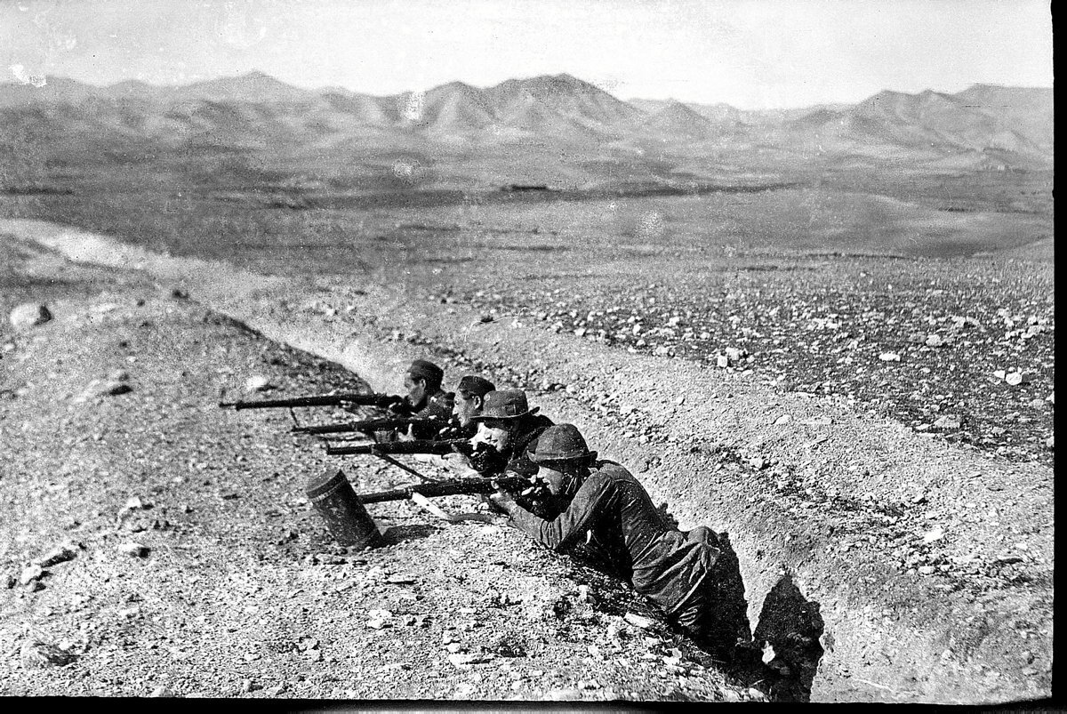 Cerca de Annual, dispuestos para disparar. Berriochoa es el primero de la fila y frente a él tiene una bomba que no ha estallado (autorretrato). (Eustaquio Berriochoa)