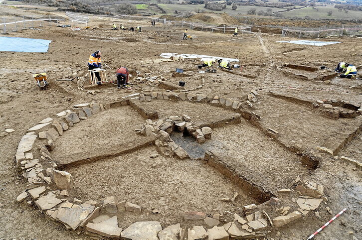 Especialistas trabajando en el conjunto de túmulos ubicado más al norte del conjunto, los más pequeños que se han excavado en el yacimiento.