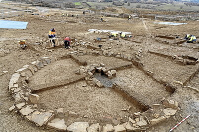 Especialistas trabajando en el conjunto de túmulos ubicado más al norte del conjunto, los más pequeños que se han excavado en el yacimiento.