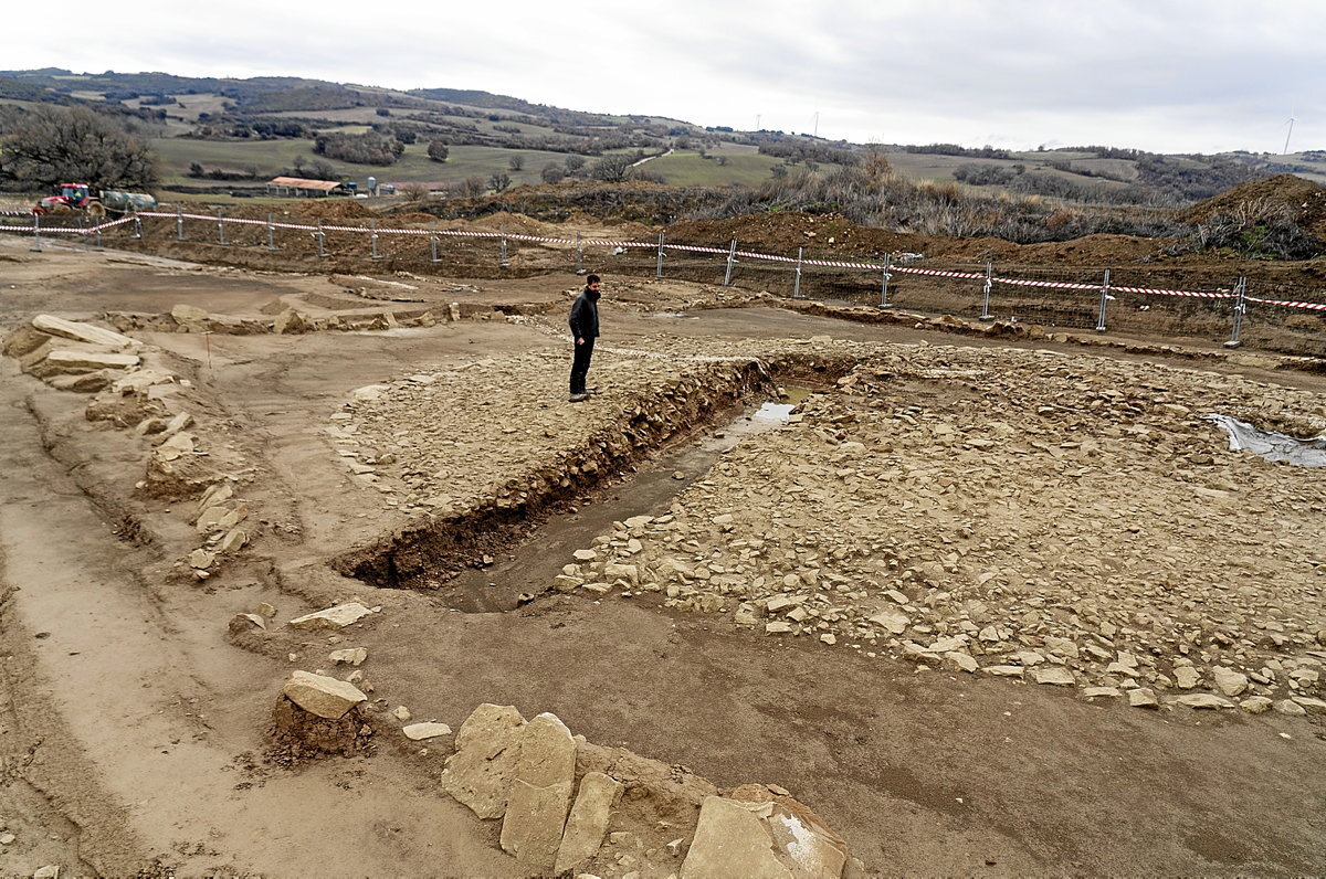 Nicolás Zuazua sobre el túmulo de mayor diámetro, al que se ha realizado una cata exploratoria. (Iñigo Uriz | FOKU)