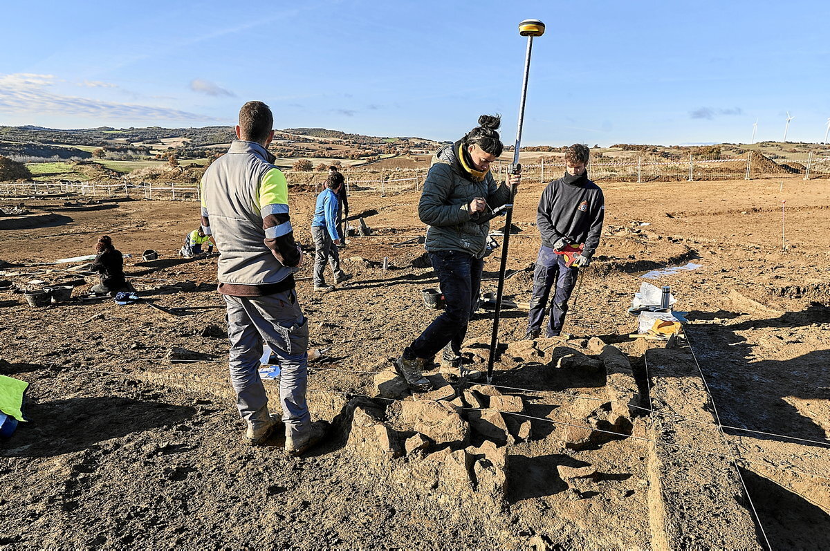 El equipo trabajando en estratometrías. (Tesela Arqueología)