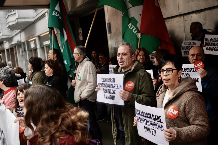 Zerbitzu publikoetako langileek protesta egin dute administrazio publikoen egoitzetan.