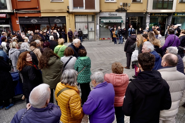 Vecinos y vecinas de Uribarri se han concentrado ante el bar que regentaba la víctima.