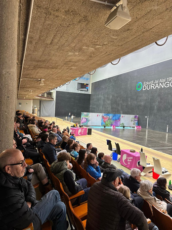 Jendez lepo egon zen igandean Durangoko Ezkurdi pilotalekua.