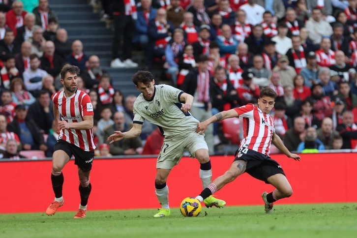Yeray y Prados luchando por un balón en un derbi ante Osasuna.