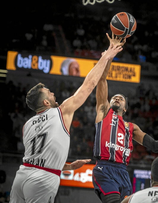 Armani ya hincó la rodilla en Gasteiz.