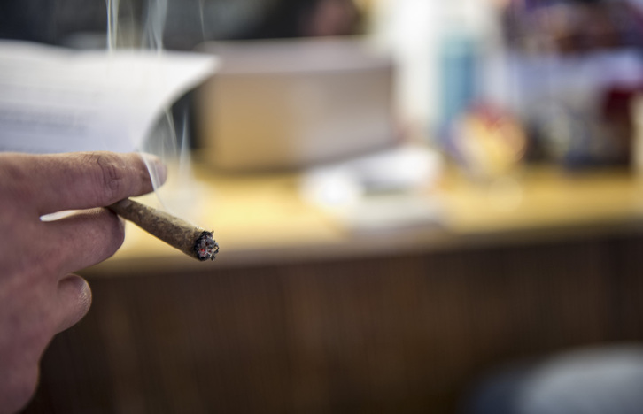 Una persona fumando cannabis, en imagen de archivo.