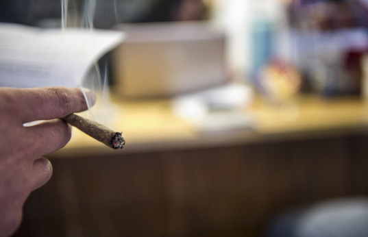 Una persona fumando cannabis, en imagen de archivo.