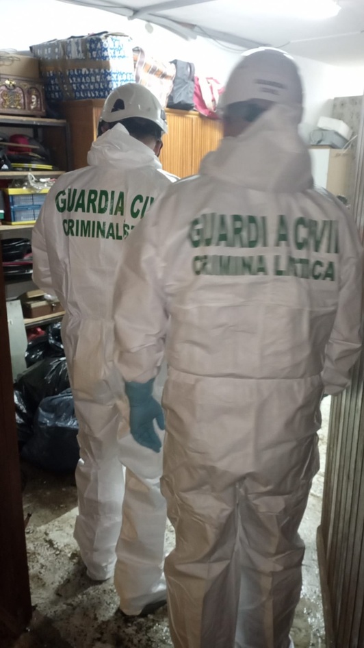 Agentes de la Guardia Civil, en la vivienda en la que se ha registrado una explosión en Obanos.