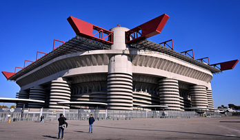 San Siro con sus doce icónicas torres, escenario de la inauguración de este viernes.