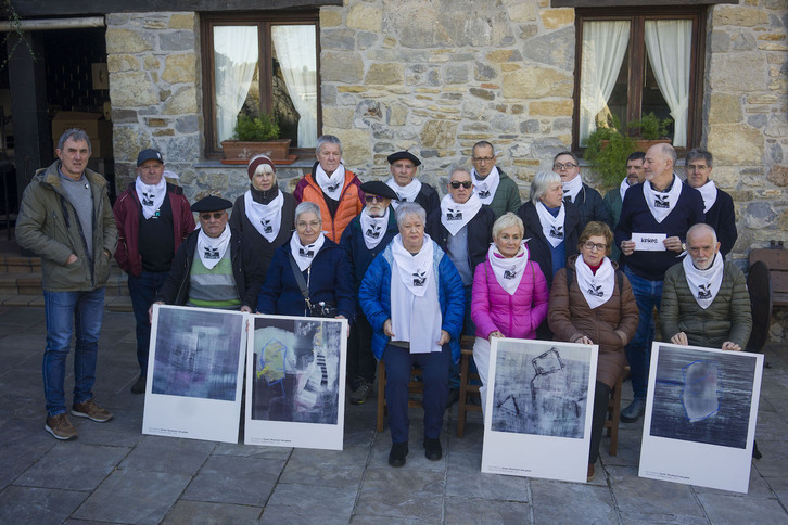 Etxerateko ordezkariak eta Aitor Etxeberria, artelanen egilea, gaurko agerraldian.