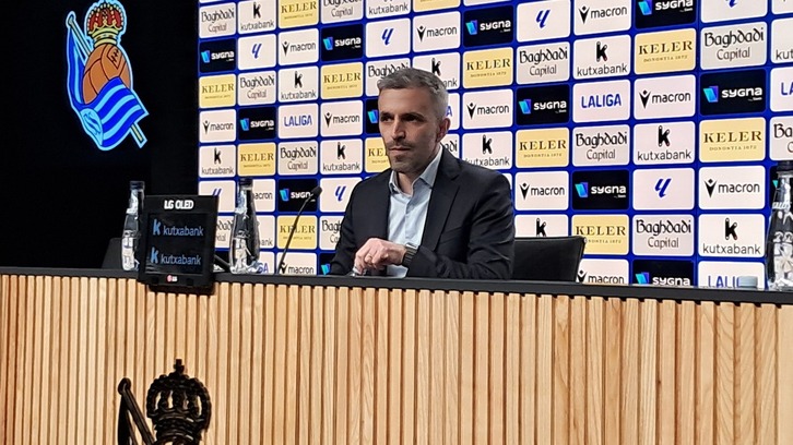 El director deportivo de la Real, Erik Bretos, durante su comparecencia de este martes.