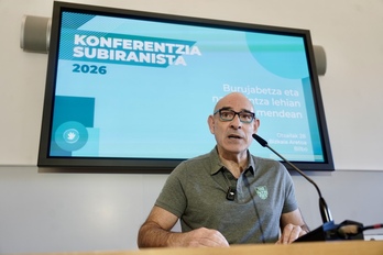 Josu Etxaburuk aurkeztu du Gure Eskuren konferentzia.