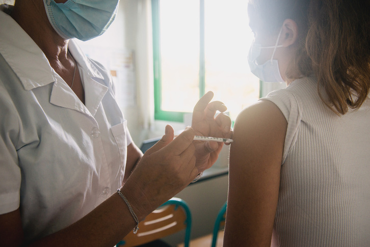 Imagen de archivo de una niña recibiendo una vacuna.