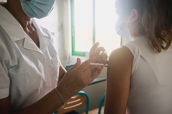 Imagen de archivo de una niña recibiendo una vacuna.