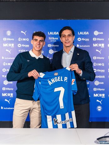 Ángel Pérez, con el director deportivo Sergio Fernández.