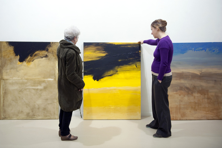 Laura Esteve margolariaren erakusketaren muntaia Ekain Arte Lanak galerian.