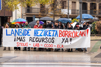 Concentración de los sindicatos mayoritarios de la FP de Nafarroa frente al Parlamento navarro.