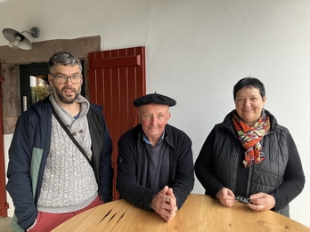 Ezkerretik eskuinera, Patxi Thicoipe, Dominique Amestoy eta Pantxika Maitia.