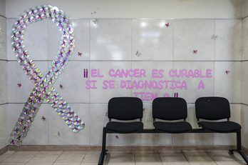 Mensaje por la prevención del cáncer en un centro de salud de Venezuela.
