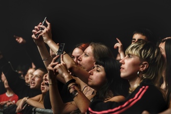 Musika jarraitzaile gazteak kontzertu batean, artxiboko irudian.