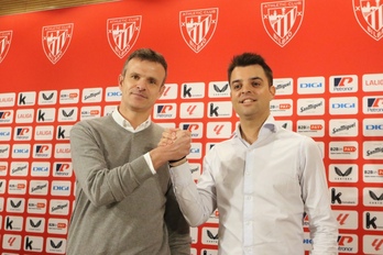 Jon Uriarte, presidente del Athletic, estrechando la mano a Mikel González, director general de fútbol del club.