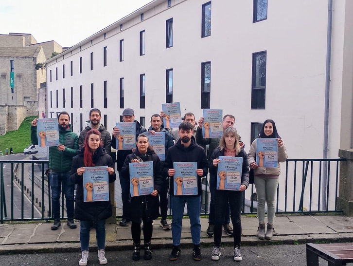 Los representantes sindicales, con el cartel anunciador de la manifestación del día 28.