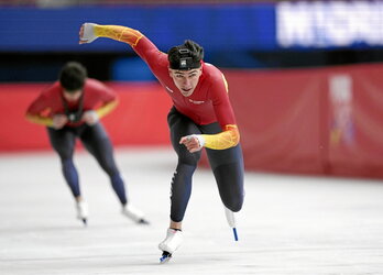 En esta página, el iruindarra Daniel Milagros patina junto a su compañero Nil Llop durante una exhibición en Madrid. En la página siguiente, Lucas Eguibar en una reciente entrevista.