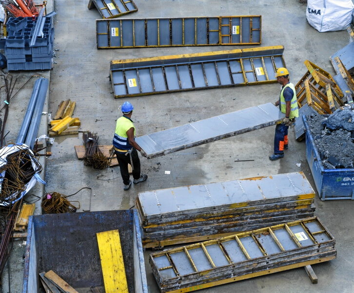 Dos operarios trabajan en una obra en Donostia.