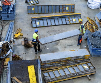 Dos operarios trabajan en una obra en Donostia.
